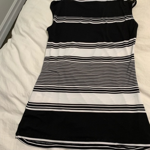 Silver buckle cinches at waist. Sleeveless black & White striped tunic in medium - Picture 4 of 8
